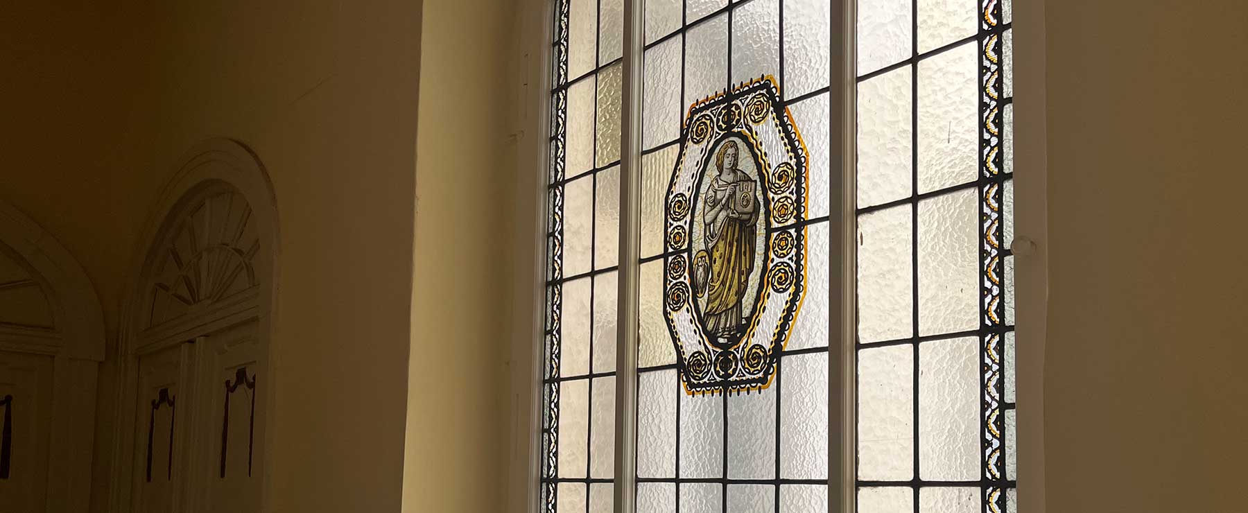 Fenster mit Glasmalerei in der Rechtsanwaltskanzlei Anne Werthschützky
